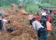 Brimob Bergerak Bantu Evakuasi Korban Banjir dan Longsor di Jateng