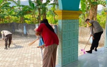 Bakti Religi Polsek Lembar: Ciptakan Lingkungan Ibadah Bersih dan Nyaman