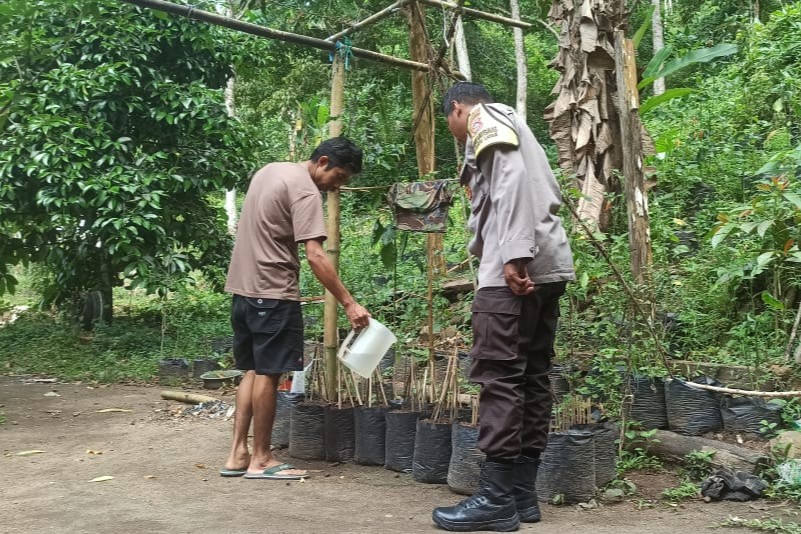 Polsek Batulayar Dorong Kemandirian Pangan Lewat Program Pekarangan di Dusun Orong