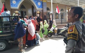 Polsek Batulayar Salurkan 2 Ton Beras Murah, Warga Antusias Sambut