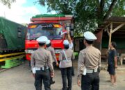 Tugu Tank Gerung Jadi Titik Patriotisme: Polantas Bagikan Bendera Merah Putih