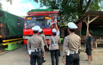 Tugu Tank Gerung Jadi Titik Patriotisme: Polantas Bagikan Bendera Merah Putih