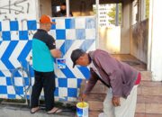 Ojol & Warga Kompak Bersihkan Pos Polisi yang Dibakar Massa di Surabaya