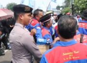 Polisi Bagikan Air Mineral dan Roti, Massa Buruh di DPR Sambut Hangat