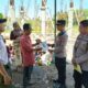 Aksi Nyata Polri: Polsek Sekotong Salurkan Bantuan Sosial di Desa Kedaro Lombok Barat
