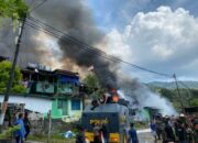 Personel Polri dan TNI Bahu Membahu Padamkan Api di Kompleks Kodam Lama Jayapura