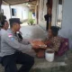 Bhabinkamtibmas Buwun Mas Hadirkan Bantuan Bergizi untuk Warga Sekotong