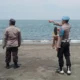 Cuaca Ekstrem Tak Halangi Polisi Kawal Keamanan Pantai Cemare