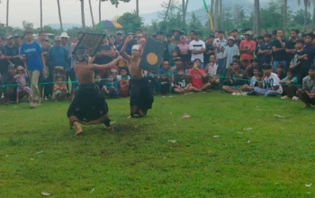 Sinergi Polri dan Warga Sukseskan Peresean HUT Desa Kuripan Timur
