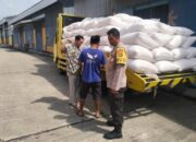 Amankan Stok Pangan, Polsek Gerung Dampingi Distribusi Jagung ke BULOG