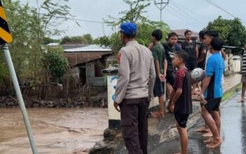 Patroli Siaga Bencana, Satpolairud Polres Bima Pantau Debit Air dan Bantu Warga Yang Terdampak Banjir
